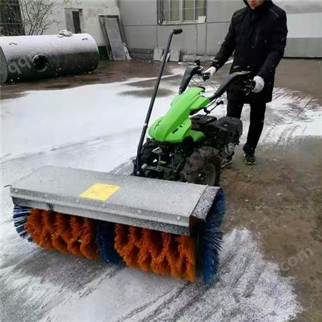 汽油滚刷式扫雪机 手推式除雪机 小型小区公路座驾式抛雪机